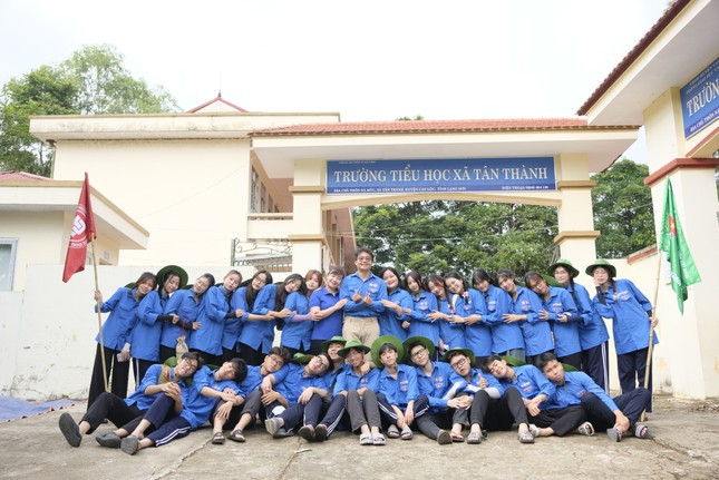 Đoàn sinh viên Ngoại thương tham gia chiến dịch Mùa hè xanh ở xã Tân Thành, huyện Cao Lộc, tỉnh Lạng Sơn. Ảnh: Châu Linh