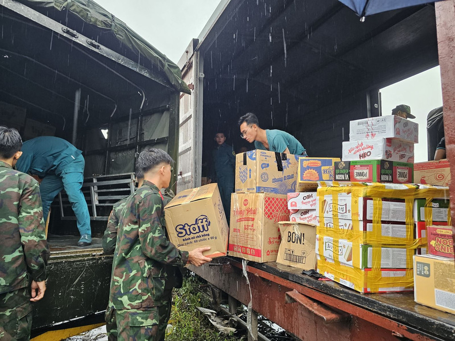 Mặc dù trời đổ mưa to trong sáng 15/9, nhưng tại Ga Sóng Thần, các chiến sĩ Bộ Tư lệnh TP Hồ Chí Minh vẫn khẩn trương chuyển 80 tấn hàng hóa lên tàu, hướng về bà con Phú Thọ, Yên Bái. Ảnh: Hoàng Tuyết/Báo Tin tức Mặc dù trời đổ mưa to trong sáng 15/9, nhưng tại Ga Sóng Thần, các chiến sĩ Bộ Tư lệnh TP Hồ Chí Minh vẫn khẩn trương chuyển 80 tấn hàng hóa lên tàu, hướng về bà con Phú Thọ, Yên Bái. Ảnh: Hoàng Tuyết/Báo Tin tức