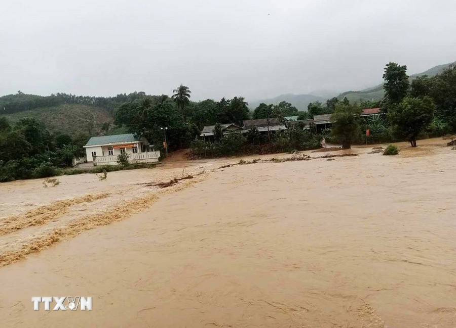 Nước sông ở xã miền núi Vĩnh Ô, huyện Vĩnh Linh (Quảng Trị) đang lên và chảy xiết gây nguy cơ ngập lụt và sạt lở. (Ảnh: TTXVN phát)