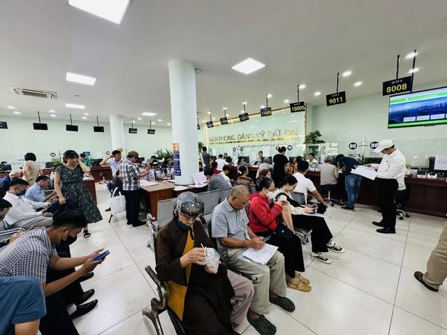 Hiện có hàng ngàn hồ sơ nhà đất của người dân bị tắc ở ngành thuế. Điều này khiến người dân lo lắng và bức xúc Hiện có hàng ngàn hồ sơ nhà đất của người dân bị tắc ở ngành thuế. Điều này khiến người dân lo lắng và bức xúc