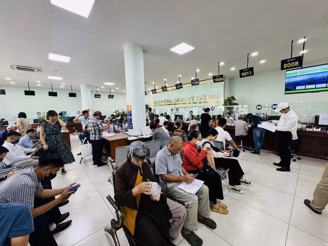 Hiện có hàng ngàn hồ sơ nhà đất của người dân bị tắc ở ngành thuế. Điều này khiến người dân lo lắng và bức xúc