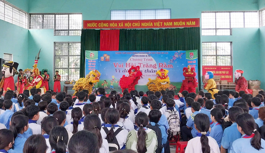 Các học sinh của Trường THCS Lương Thế Vinh (xã Pờ Tó, huyện Ia Pa) háo hức với màn múa lân. Ảnh: Đồng Lai