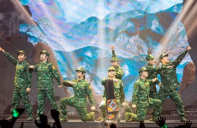 Nhiều khán giả ủng hộ trước quyết định hoãn sóng của ê kíp Anh trai vượt ngàn chông gai