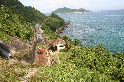 Đường sắt qua Đèo Cả. Ảnh: Hữu Toàn. Đường sắt qua Đèo Cả. Ảnh: Hữu Toàn.