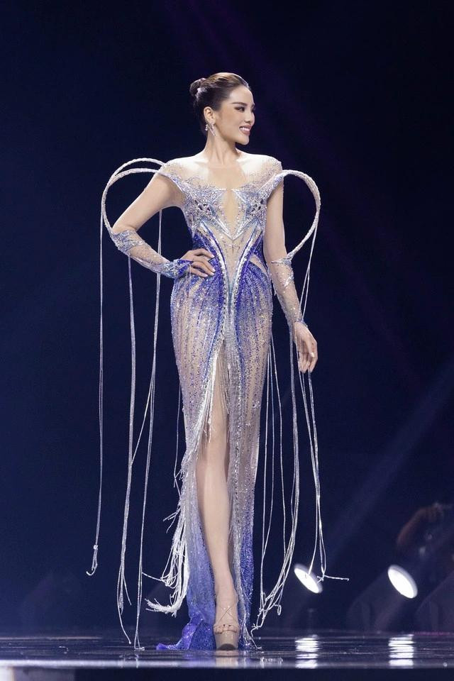 Nguyễn Cao Kỳ Duyên diện váy dạ hội có điểm nhấn ở phần vai, tạo hiệu ứng khi di chuyển. Cô chọn kiểu tóc búi cao, tôn gương mặt sắc sảo. Người đẹp quê Nam Định bày tỏ sự bất ngờ khi ghi tên mình vào top 5 những phần thi quan trọng trong đêm bán kết. Trên trang cá nhân, Kỳ Duyên gửi lời cảm ơn khán giả đã yêu thương, động viên mình Nguyễn Cao Kỳ Duyên diện váy dạ hội có điểm nhấn ở phần vai, tạo hiệu ứng khi di chuyển. Cô chọn kiểu tóc búi cao, tôn gương mặt sắc sảo. Người đẹp quê Nam Định bày tỏ sự bất ngờ khi ghi tên mình vào top 5 những phần thi quan trọng trong đêm bán kết. Trên trang cá nhân, Kỳ Duyên gửi lời cảm ơn khán giả đã yêu thương, động viên mình