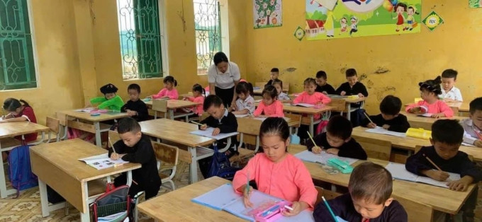 Học sinh Trường Tiểu học và THCS Minh Chuẩn (Yên Bái) đi học trở lại sau bão, ngày 18-9. Ảnh: Trường Minh Chuẩn/Nguồn vnexpress.net Học sinh Trường Tiểu học và THCS Minh Chuẩn (Yên Bái) đi học trở lại sau bão, ngày 18-9. Ảnh: Trường Minh Chuẩn/Nguồn vnexpress.net