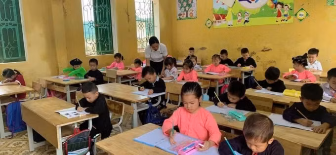 Học sinh Trường Tiểu học và THCS Minh Chuẩn (Yên Bái) đi học trở lại sau bão, ngày 18-9. Ảnh: Trường Minh Chuẩn/Nguồn vnexpress.net