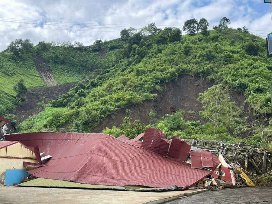 Mưa lớn khiến đất đá từ trên đồi phía sau dãy phòng nội trú đổ sập xuống sáng 10.9, rất may các thầy trò đã được di tản kịp thời Mưa lớn khiến đất đá từ trên đồi phía sau dãy phòng nội trú đổ sập xuống sáng 10.9, rất may các thầy trò đã được di tản kịp thời