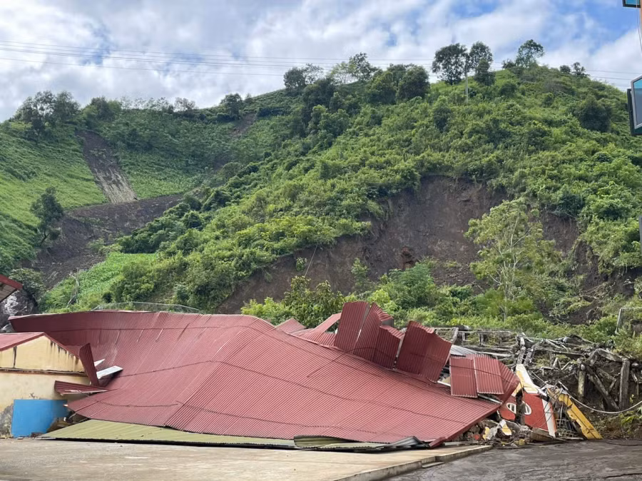 Mưa lớn khiến đất đá từ trên đồi phía sau dãy phòng nội trú đổ sập xuống sáng 10.9, rất may các thầy trò đã được di tản kịp thời