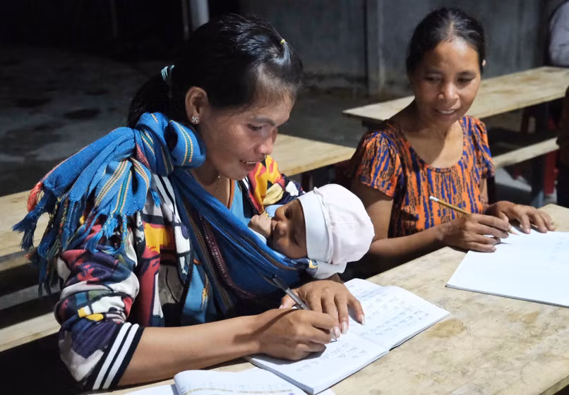 Nhờ các lớp xóa mù chữ và học nói thông thạo tiếng phổ thông, nhiều phụ nữ dân tộc thiểu số mạnh dạn, tự tin trong giao tiếp. Ảnh: Minh Châu