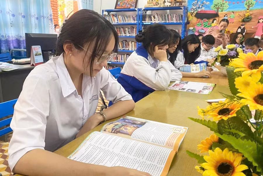 Học sinh Trường THCS Phạm Hồng Thái (TP. Pleiku) trong buổi đọc sách. Ảnh: Thu Hằng