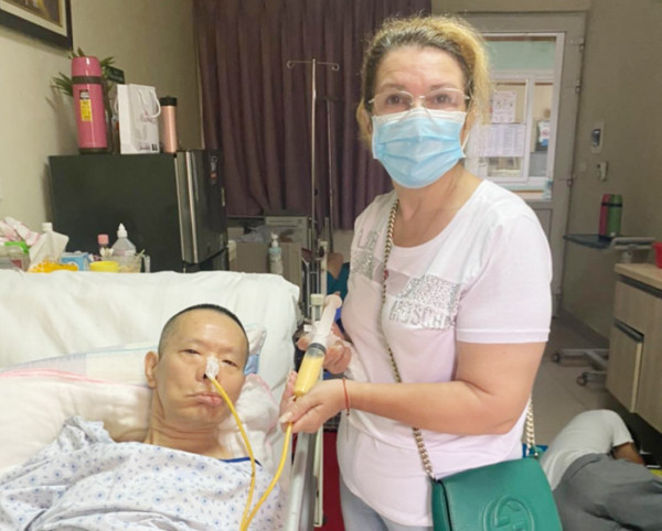 Bà Svetlana chăm sóc chồng tại bệnh viện. Bà Svetlana chăm sóc chồng tại bệnh viện.