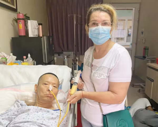 Bà Svetlana chăm sóc chồng tại bệnh viện.