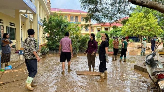 Thầy cô Trường THCS Số 1 Phố Ràng dọn dẹp trường sau khi lũ rút