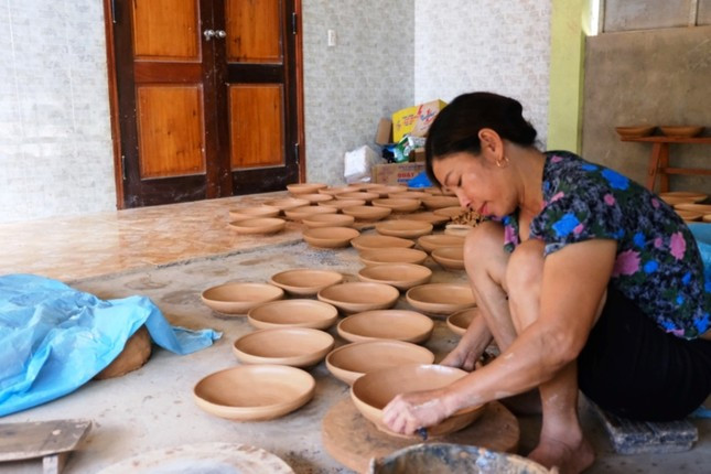 Những đôi tay tài hoa, khéo léo tạo nên những tác phẩm gốm Trù Sơn độc đáo.