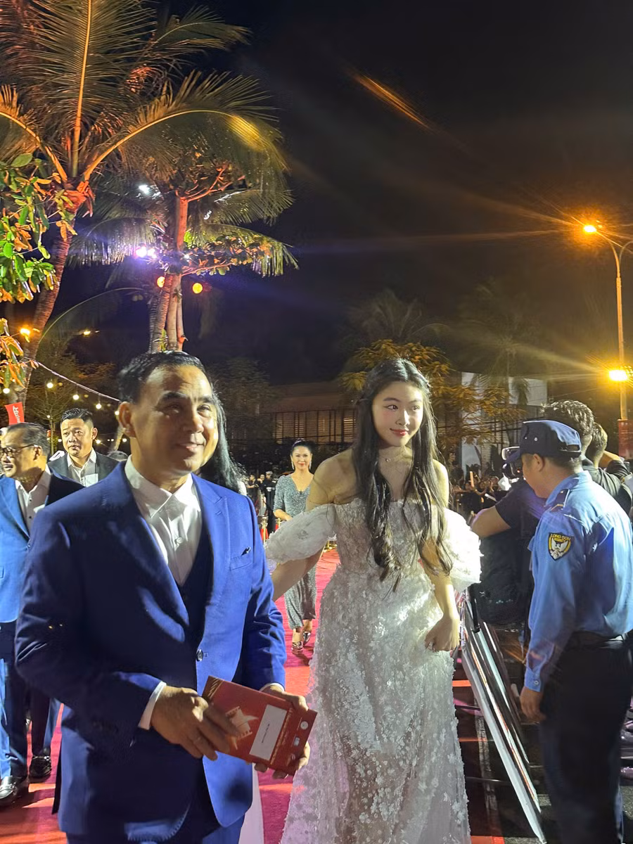 Trên thảm đỏ, Lọ Lem gây ấn tượng khi diện váy trễ vai. Cô đến ủng hộ Quyền Linh, nam chính phim Hai Muối đang tranh giải Cánh diều 2024. Trên thảm đỏ, Lọ Lem gây ấn tượng khi diện váy trễ vai. Cô đến ủng hộ Quyền Linh, nam chính phim Hai Muối đang tranh giải Cánh diều 2024.