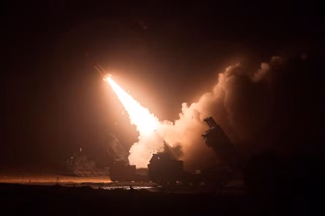 Hệ thống Tên lửa Chiến thuật Lục quân (ATACMS) tầm xa có thể tấn công mục tiêu ở khoảng cách tối đa 300 km. Ảnh: Reuters Hệ thống Tên lửa Chiến thuật Lục quân (ATACMS) tầm xa có thể tấn công mục tiêu ở khoảng cách tối đa 300 km. Ảnh: Reuters