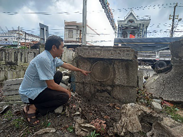 Tác giả bên một phế tích khác của đường sắt Transindochinois ở phía trước ga Đại Lãnh, huyện Vạn Ninh (Khánh Hòa). Ảnh: Thanh Phong. Tác giả bên một phế tích khác của đường sắt Transindochinois ở phía trước ga Đại Lãnh, huyện Vạn Ninh (Khánh Hòa). Ảnh: Thanh Phong.