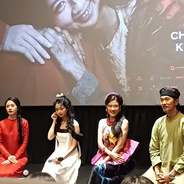 Các diễn viên giao lưu