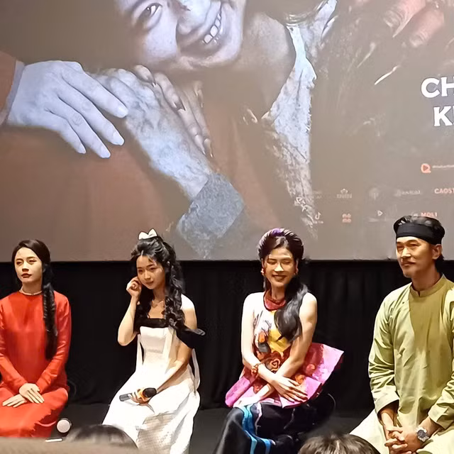 Các diễn viên giao lưu