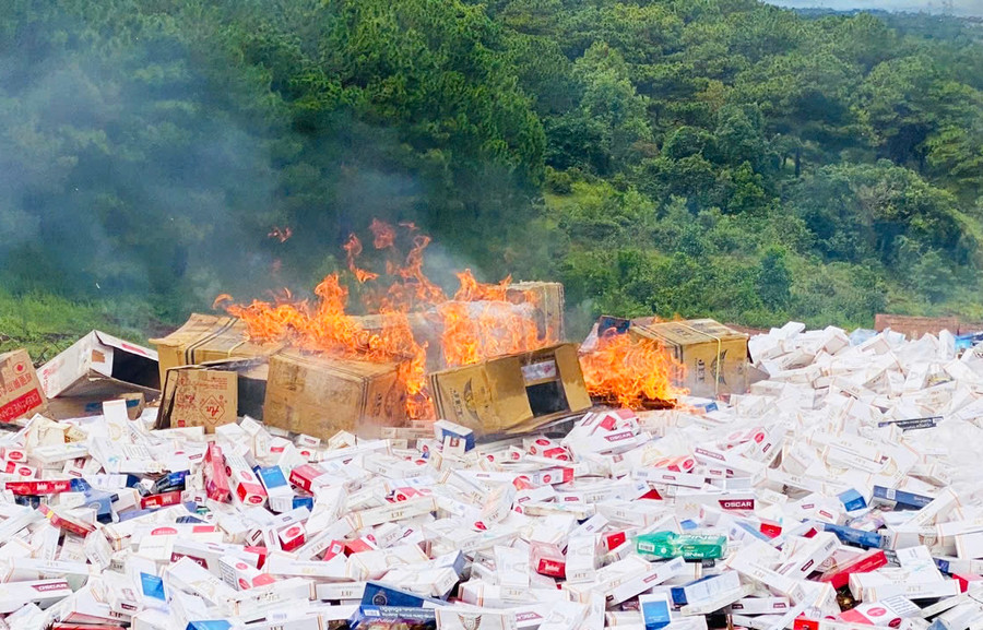 Tiêu hủy hơn 64.000 bao thuốc lá điếu nhập lậu các loại. Ảnh: V.T