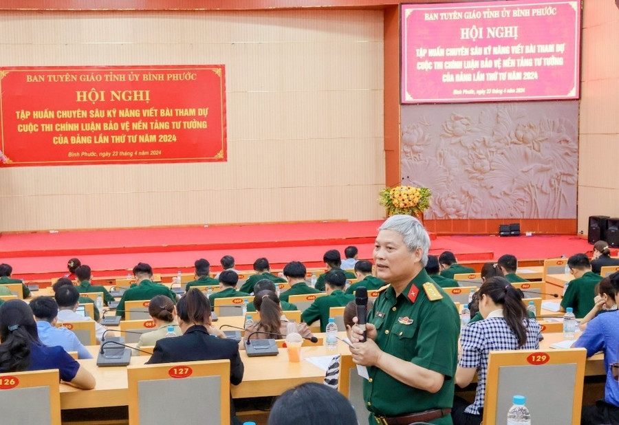 Đại tá, nhà báo Đỗ Phú Thọ, chuyên gia Ban Chỉ đạo 35 Quân ủy Trung ương chia sẻ kỹ năng làm tác phẩm báo chí chính luận với lực lượng công an tỉnh Bình Phước. (Ảnh: congan.binhphuoc.gov.vn) Đại tá, nhà báo Đỗ Phú Thọ, chuyên gia Ban Chỉ đạo 35 Quân ủy Trung ương chia sẻ kỹ năng làm tác phẩm báo chí chính luận với lực lượng công an tỉnh Bình Phước. (Ảnh: congan.binhphuoc.gov.vn)