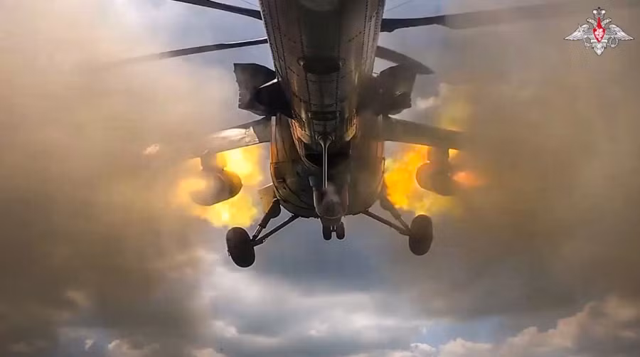 Trực thăng Mi-35M của Nga phóng rốc két vào lực lượng Ukraine tại tỉnh Kursk (Nga) hồi tháng 8
