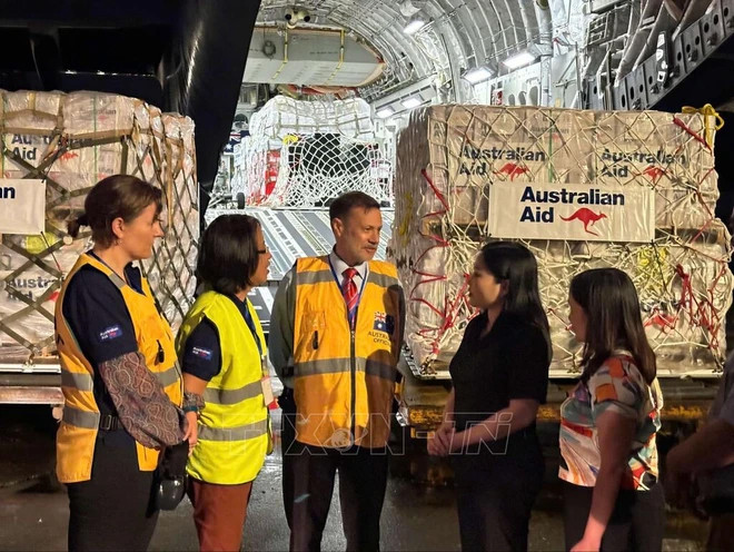 Đại sứ Australia tại Việt Nam Andrew Goledzinowski (giữa) bàn giao hàng viện trợ cho đại diện Cục Quản lý đê điều và Phòng, chống thiên tai (Bộ Nông nghiệp và PTNT). Ảnh: Quang Thái/Nguồn TTXVN Đại sứ Australia tại Việt Nam Andrew Goledzinowski (giữa) bàn giao hàng viện trợ cho đại diện Cục Quản lý đê điều và Phòng, chống thiên tai (Bộ Nông nghiệp và PTNT). Ảnh: Quang Thái/Nguồn TTXVN