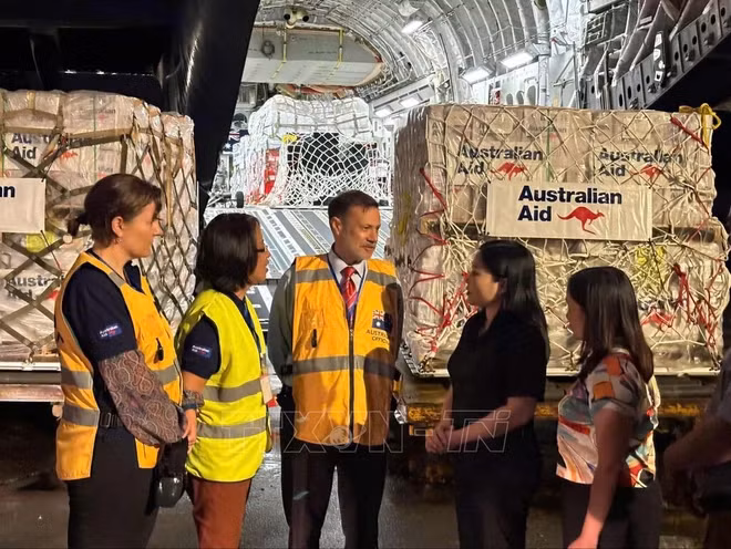 Đại sứ Australia tại Việt Nam Andrew Goledzinowski (giữa) bàn giao hàng viện trợ cho đại diện Cục Quản lý đê điều và Phòng, chống thiên tai (Bộ Nông nghiệp và PTNT). Ảnh: Quang Thái/Nguồn TTXVN