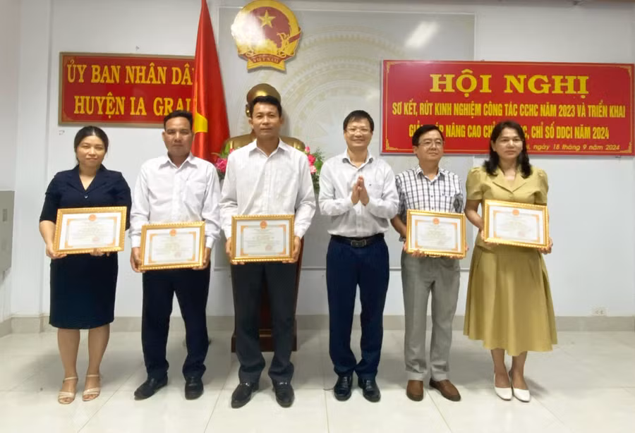 30 cá nhân có thành tích xuất sắc liên quan đến thực hiện nhiệm vụ CCHC được Chủ tịch UBND huyện Ia Grai khen thưởng. Ảnh: P.L