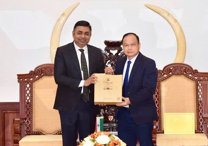 Phó Chủ tịch UBND tỉnh Dương Mah Tiệp (bên phải) tặng quà lưu niệm cho Ngài Madan Mohan Sethi. Ảnh: N.M