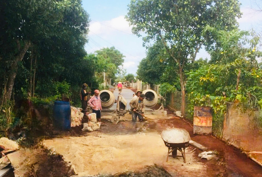 Trong nhiệm kỳ 2022-2025, chi bộ thôn Groi 1 đã lãnh đạo, chỉ đạo Nhân dân đóng góp kinh phí, ngày công làm 300 m đường giao thông nội thôn. Ảnh: P.D Trong nhiệm kỳ 2022-2025, chi bộ thôn Groi 1 đã lãnh đạo, chỉ đạo Nhân dân đóng góp kinh phí, ngày công làm 300 m đường giao thông nội thôn. Ảnh: P.D
