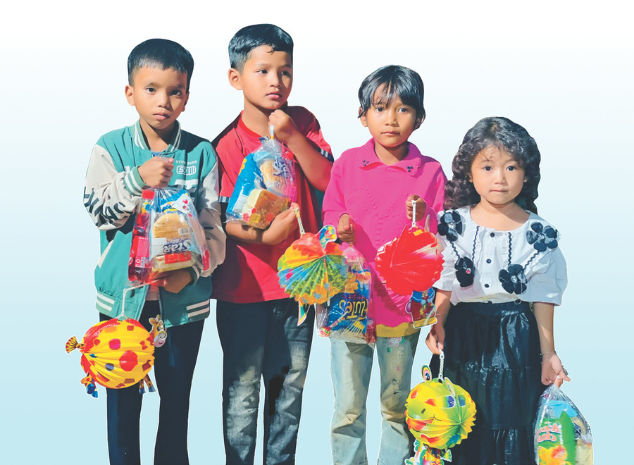 Các em thiếu nhi làng Châm Anel và Ngol Tảl (phường Chi Lăng, TP. Pleiku) được nhận lồng đèn và bánh kẹo nhân dịp Tết Trung thu. Ảnh: P.L