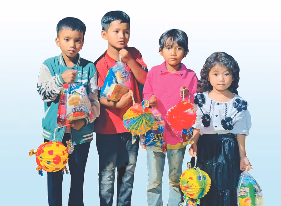 Các em thiếu nhi làng Châm Anel và Ngol Tảl (phường Chi Lăng, TP. Pleiku) được nhận lồng đèn và bánh kẹo nhân dịp Tết Trung thu. Ảnh: P.L