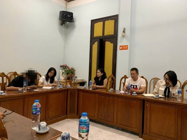 Tại buổi làm việc, sinh viên này thành khẩn nhận lỗi . Tại buổi làm việc, sinh viên này thành khẩn nhận lỗi .