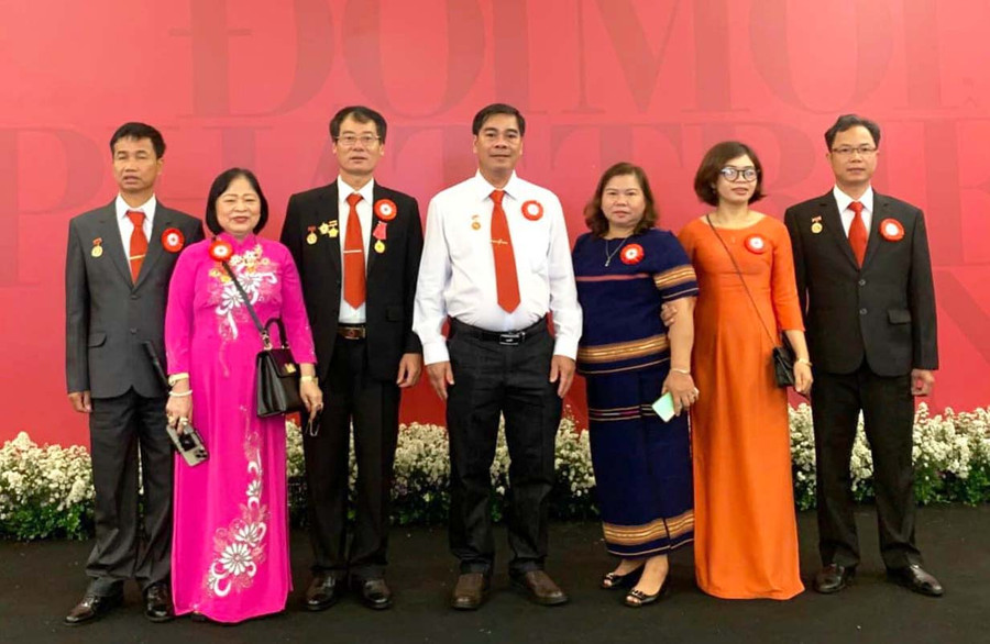 Bà Nguyễn Thị Tích (người thứ 2 bên trái) cùng Đoàn đại biểu Hội CTĐ tỉnh đi dự Đại hội XI Hội CTĐ Việt Nam nhiệm kỳ 2022-2027. Ảnh: H.M