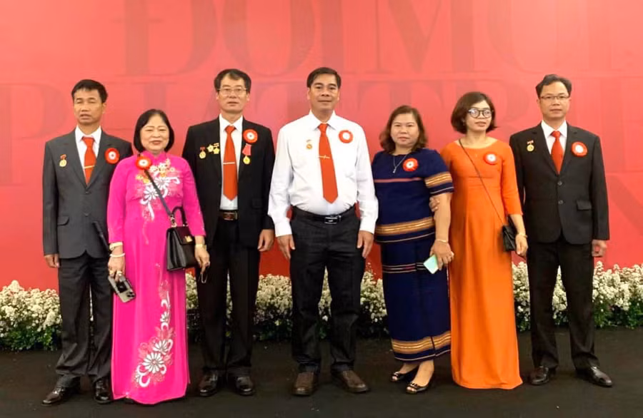 Bà Nguyễn Thị Tích (người thứ 2 bên trái) cùng Đoàn đại biểu Hội CTĐ tỉnh đi dự Đại hội XI Hội CTĐ Việt Nam nhiệm kỳ 2022-2027. Ảnh: H.M