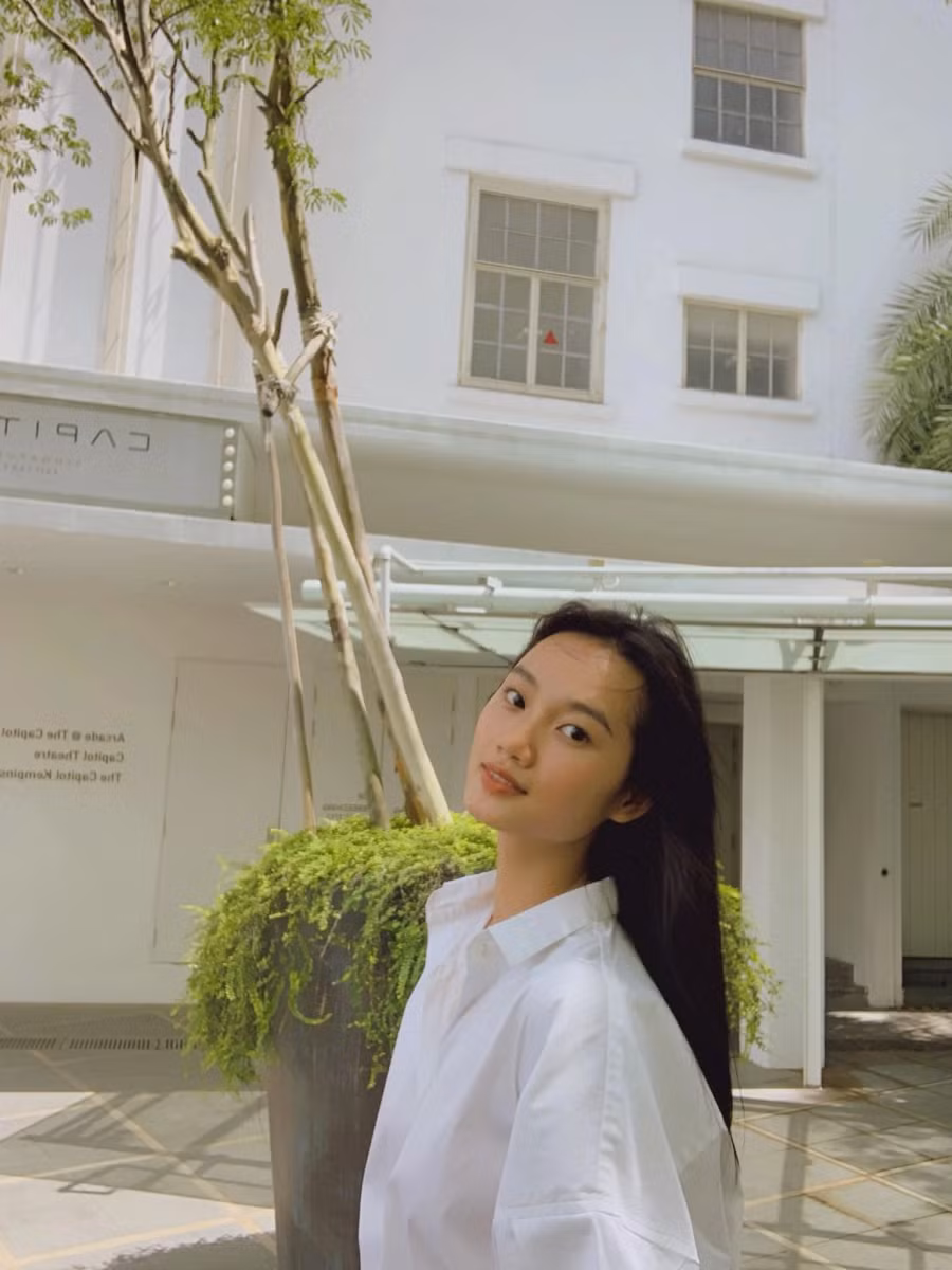 Trong loạt ảnh đời thường, Nguyễn Quỳnh Anh chọn phong cách giản dị, trang điểm nhẹ nhàng. Người đẹp sinh năm 1999 sở hữu chiều cao 1,73m, số đo ba vòng 82-63-93