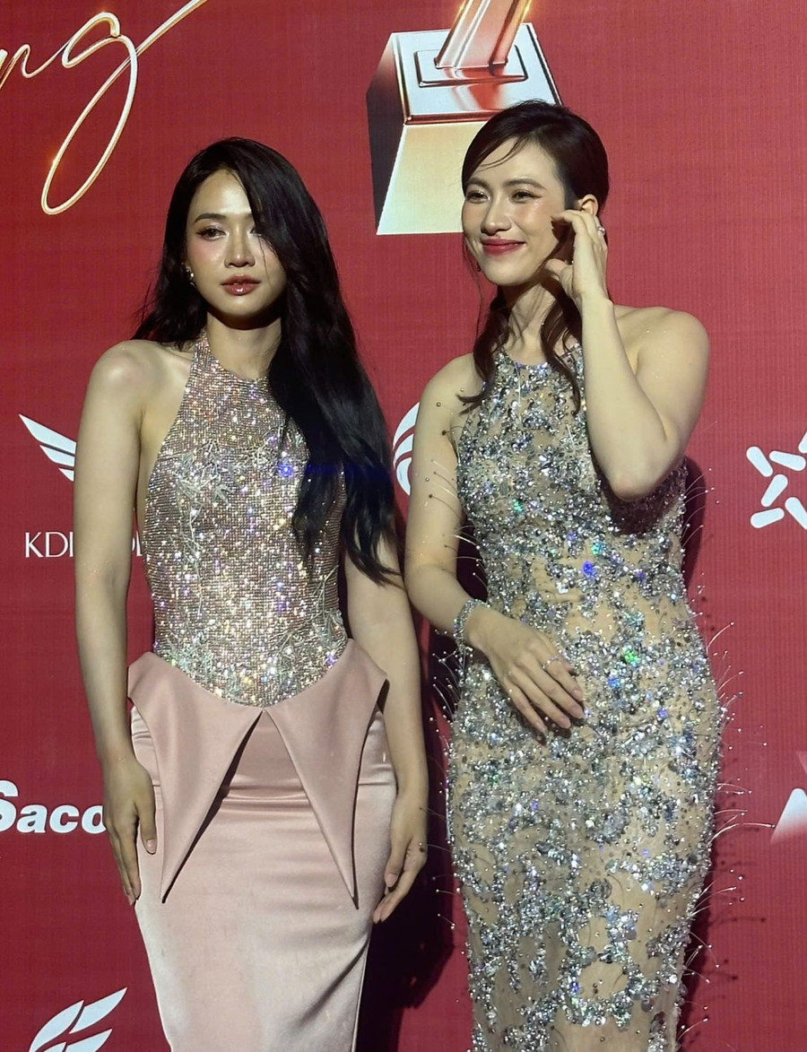 Diễn viên Lê Bống đọ sắc cùng ngôi sao phim Mai. Diễn viên Lê Bống đọ sắc cùng ngôi sao phim Mai.