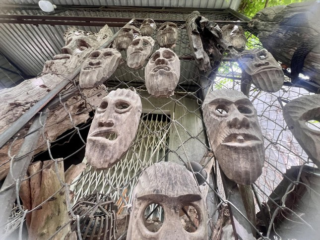 Hơn 3.000 hiện vật hiện hữu tạị nhà anh Hiền. Hơn 3.000 hiện vật hiện hữu tạị nhà anh Hiền.