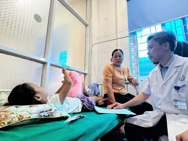 Bệnh nhi này mất toàn bộ gia đình trong vụ lũ quét kinh hoàng. Hiện em chỉ còn lại một mình và được bà ngoại chăm sóc tại Bệnh viện Đa khoa huyện Bảo Yên Bệnh nhi này mất toàn bộ gia đình trong vụ lũ quét kinh hoàng. Hiện em chỉ còn lại một mình và được bà ngoại chăm sóc tại Bệnh viện Đa khoa huyện Bảo Yên