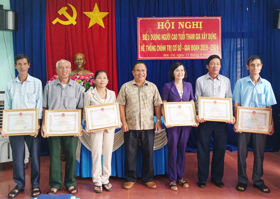 Ông Nguyễn Văn Hiền (thứ 2 từ trái qua) nhận giấy khen UBND huyện biểu dương Người Cao tuổi tham gia xây dựng hệ thống chính trị ở cơ sở. Ảnh: Đinh Yến