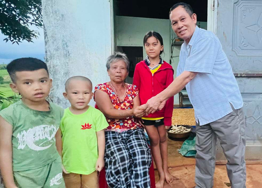 Ông Nguyễn Văn Tiến (thị trấn Ia Kha, huyện Ia Grai) trao quà cho gia đình có hoàn cảnh khó khăn trên địa bàn. Ảnh: Đ.Y