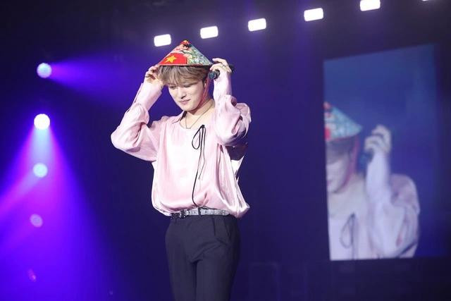 Hero đội nón lá, nhiệt tình giao lưu với fan Việt