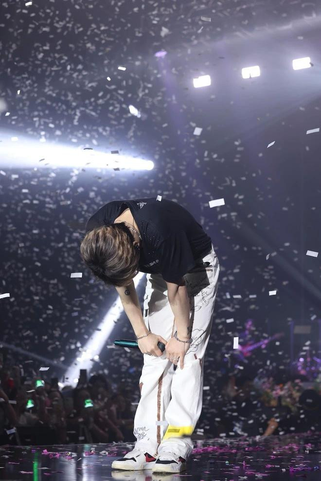 Nam thần tượng cúi đầu cảm tạ người hâm mộ ở cuối đêm diễn