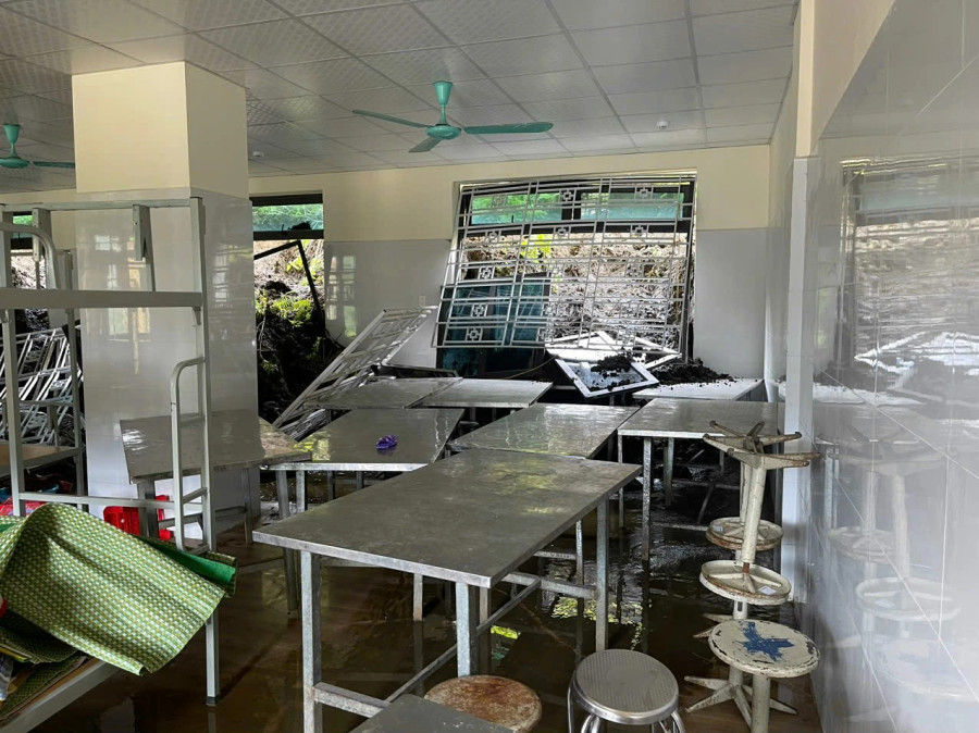 Dãy phòng học khác cũng bị ảnh hưởng, thiệt hại nặng Dãy phòng học khác cũng bị ảnh hưởng, thiệt hại nặng