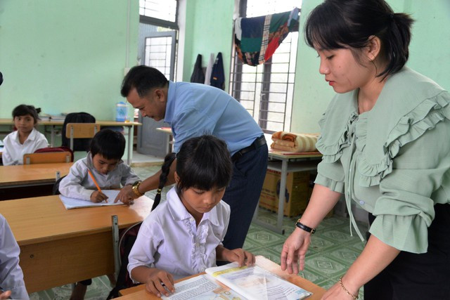 Người tham gia dự tuyển giáo viên phải có bằng cử nhân ngành sư phạm đối với cấp THPT, THCS, tiểu học; bằng cao đẳng sư phạm trở lên với mầm non Người tham gia dự tuyển giáo viên phải có bằng cử nhân ngành sư phạm đối với cấp THPT, THCS, tiểu học; bằng cao đẳng sư phạm trở lên với mầm non