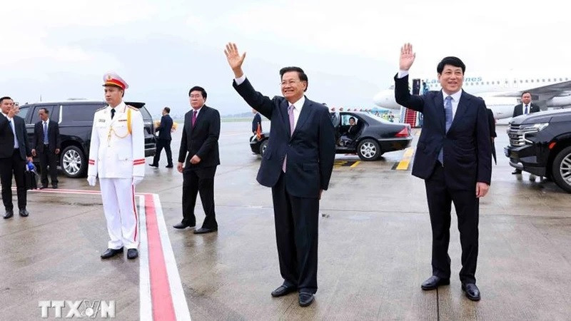 Tổng Bí thư, Chủ tịch nước Lào Thongloun Sisoulith và Phu nhân đến Hà Nội, bắt đầu thăm cấp Nhà nước tới Việt Nam. Ảnh: Phạm Kiên/ TTXVN Tổng Bí thư, Chủ tịch nước Lào Thongloun Sisoulith và Phu nhân đến Hà Nội, bắt đầu thăm cấp Nhà nước tới Việt Nam. Ảnh: Phạm Kiên/ TTXVN