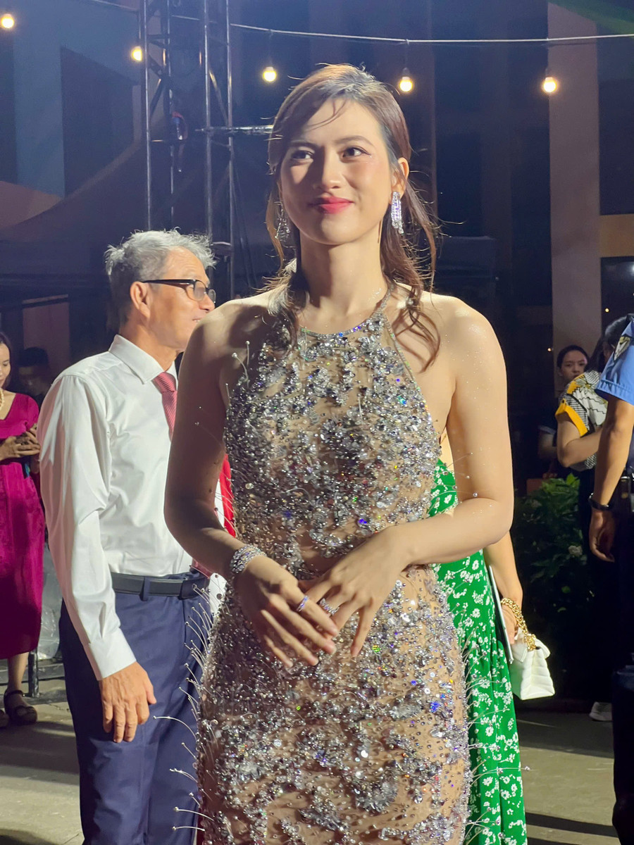 Diễn viên Phương Anh Đào diên váy cổ yếm dự liên hoan phim. Năm nay, cô được đề cử hạng mục Nữ diễn viên chính xuất sắc hạng mục điện ảnh. Diễn viên Phương Anh Đào diên váy cổ yếm dự liên hoan phim. Năm nay, cô được đề cử hạng mục Nữ diễn viên chính xuất sắc hạng mục điện ảnh.