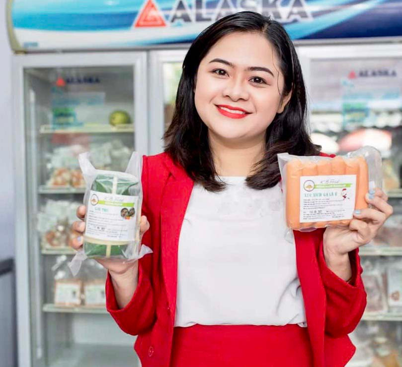 Bà Trần Thị Bé-Giám đốc Công ty TNHH một thành viên Trần Lâm Gia Phát tận dụng kênh thương mại điện tử, mở rộng thị trường tiêu thụ. Ảnh: M.K Bà Trần Thị Bé-Giám đốc Công ty TNHH một thành viên Trần Lâm Gia Phát tận dụng kênh thương mại điện tử, mở rộng thị trường tiêu thụ. Ảnh: M.K